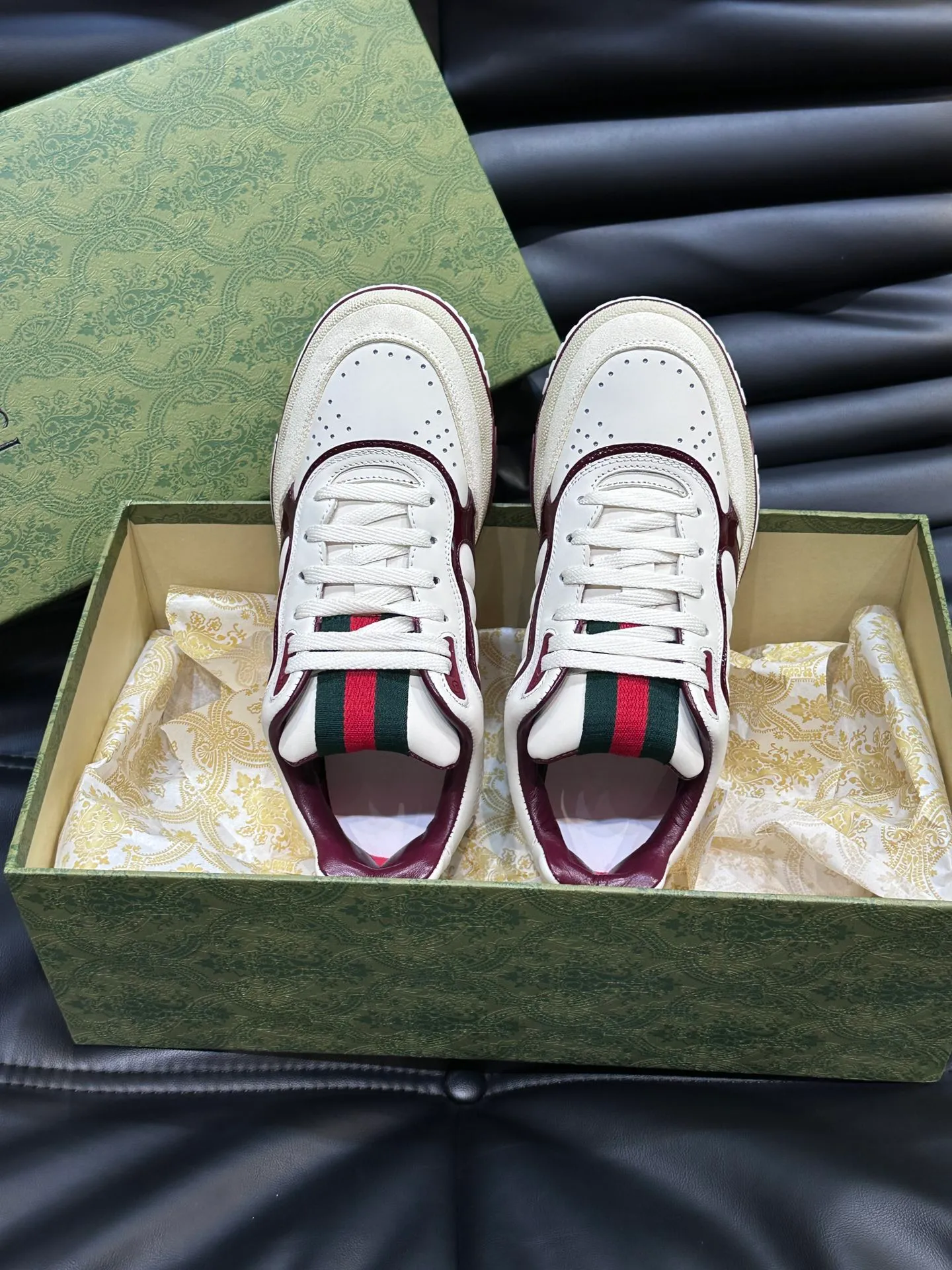 Men's shoes 💰p500 "GUCC*" Re series 👫 Couple style webbed leather sneakers, as the first sneakers created by Sabato De Sarno for Gucci, the Re-Web series reinterprets the brand's classic stripes, and sets off the modern silhouette design with bold and unique details. This shoe is crafted from iconic classic GG canvas and white leather. This new sneaker is ingeniously decorated with many of the brand's classic details, and is equipped with a bright red and green webbing tongue, which will make people fall in love at first sight. Women’s size 35-39. Men’s size 38-44